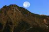 八ヶ岳稜線に沈む月